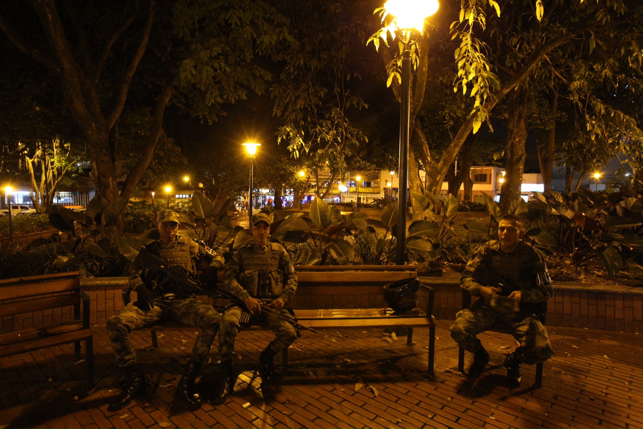 Auch heute allgegenwaertig in Medellin: dunkle Gestalten in Tarn-Uniform